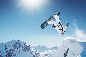 乐鱼体育入口-英超青训教练与一线教练接班机制对比分析，英超教练团队的构成